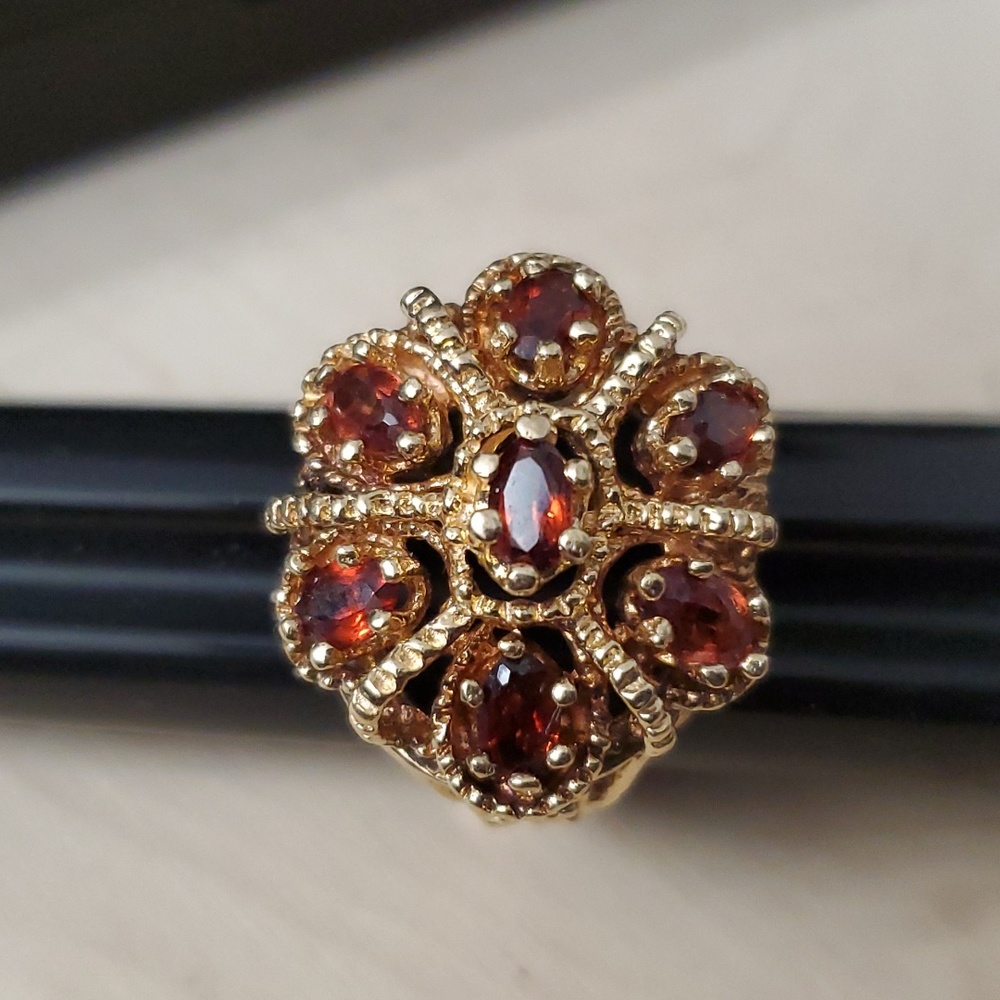 Watch Video / Heavy 14K Gold Garnet Ring: A Burst of Radiant Luxury - Picture 7 of 17